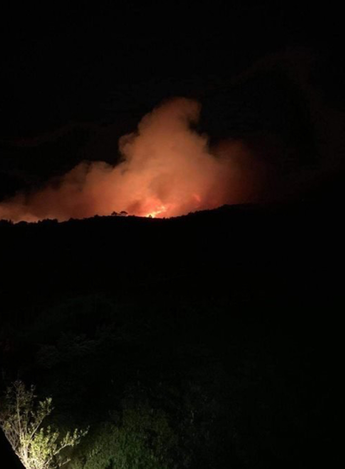 Ζακυνθος: Μεγάλη πυρκαγιά ανάμεσα στα χωριά Έξω Χώρα και Μαριές
