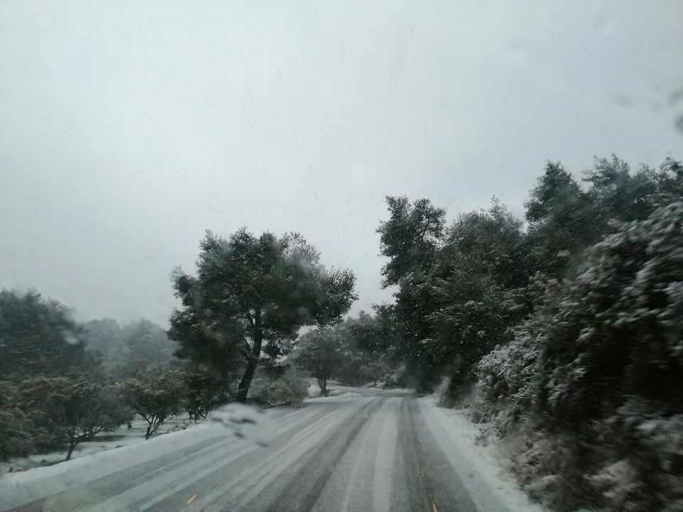 Η “Μήδεια” έφερε χιονόπτωση στα ορεινά της Ζακύνθου – Πρoβλήματα στο οδικό δίκτυο (photos – video)