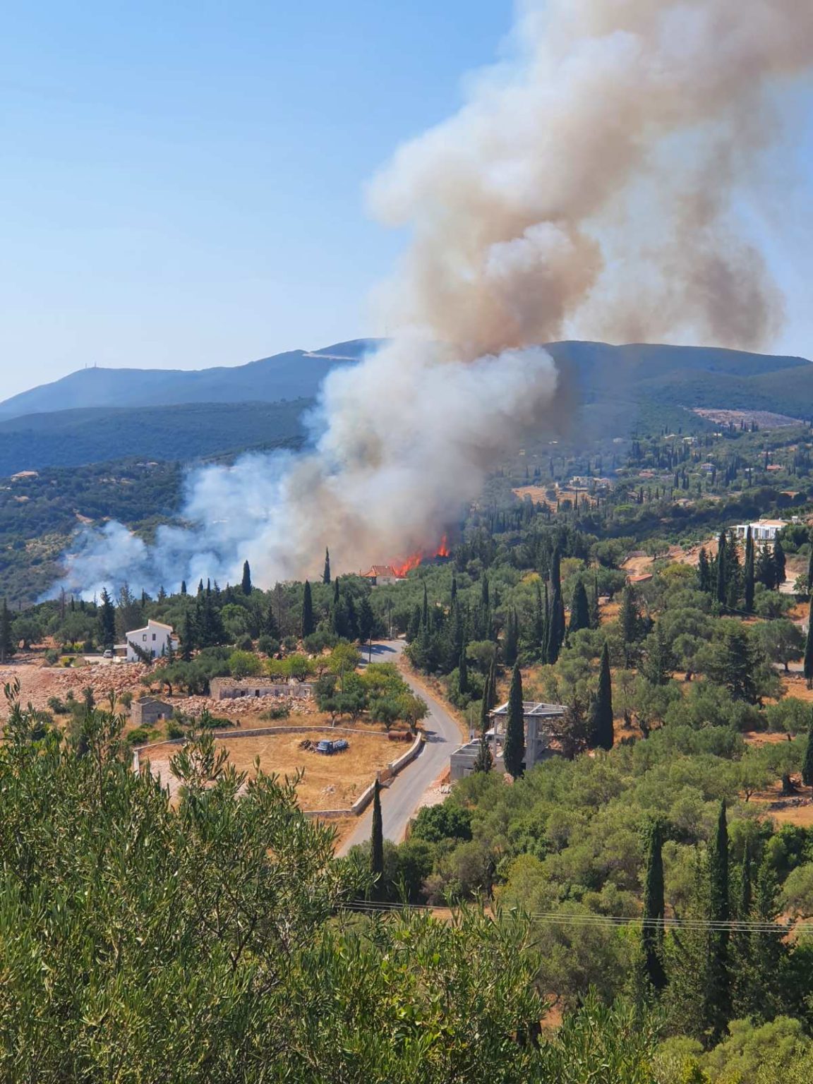 Forest fire on Zakynthos Residents and tourists ordered to evacuate